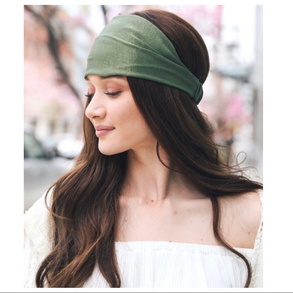 Boho Chic Batiste Wide Headband
Textured Satin-Black - Picture 4 of 9